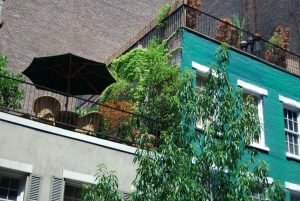 Erba sintetica per balcone: come creare una zona relax in pochi metri quadri
